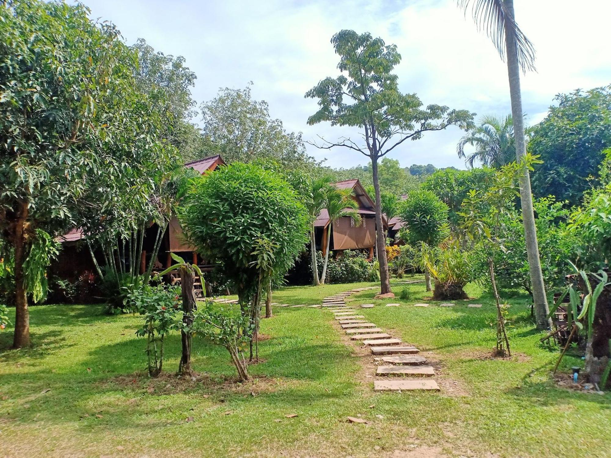 Friendly Koh Jum Hotel Bagian luar foto